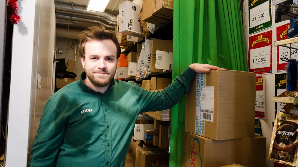 Adam Löfman vill skicka med en hälsning till de som har beställt paket: "Kom gärna och hämta så fort som möjligt. Och ha tålamod i kön". 