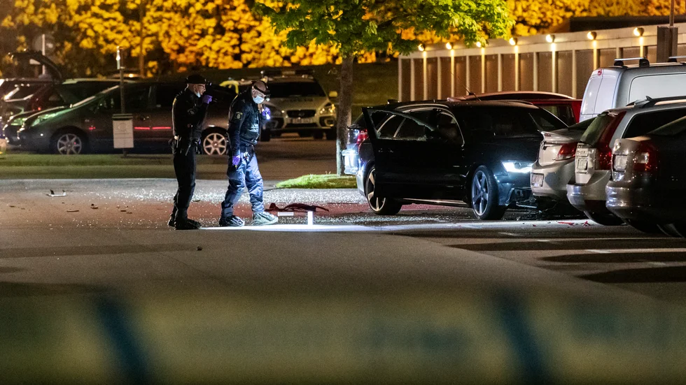 Helsingborg en natt i maj 2022: Polisens kriminaltekniker undersöker en bil med skador på Ragnvallagatan i Helsingborg efter att mannen skjutits till döds. Arkivbild.