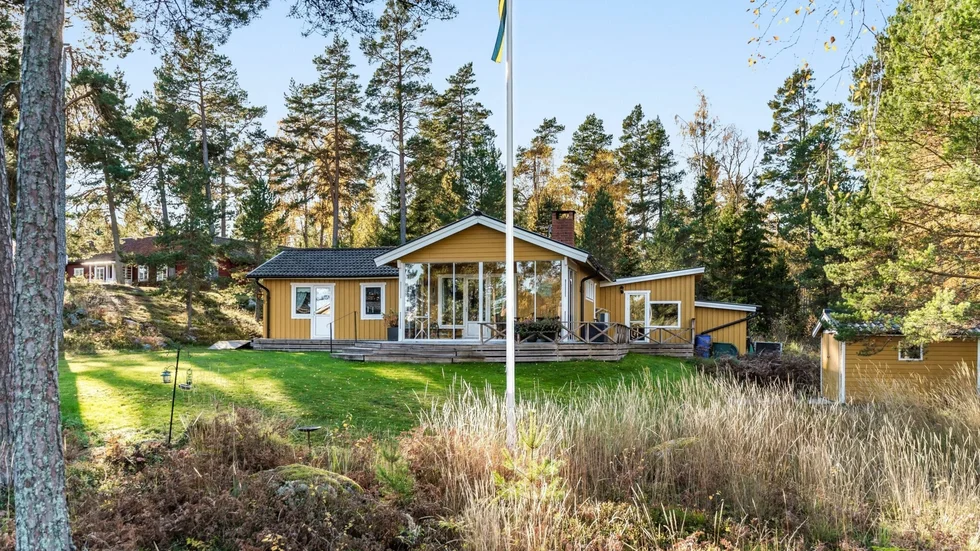 Fritidshuset i Nolsterby strand är primärt en sommarstuga, men kan även fungera som ett året-runt-boende.