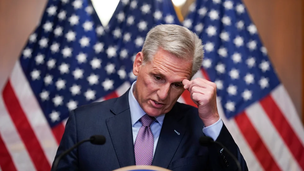Republikanernas ständiga demoniseringen av Demokratiska partiet och dess företrädare ledde till att talmannen och republikanen Kevin McCarthy avsattes av sina egna partikamrater då han ansågs förhandla för mycket med Demokraterna.
