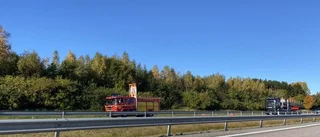 Lastbil i lågor på E20 – körfält stängdes av