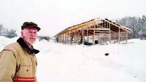 Foto: HANS BRANDIN Torghny Johansson, Fårö, mellan Överum och Björnsholm, bygger ett nytt stall för kall lösdrift av 138 köttdjur för 3,2 miljoner kronor.