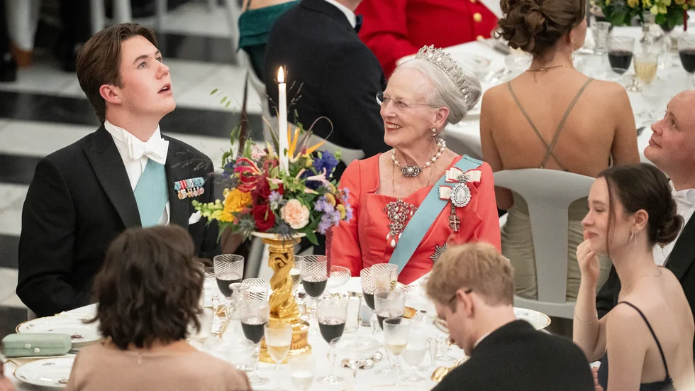 Drottning Margrethe bjöd på söndagen på galataffel på Christiansborgs slott i Köpenhamn för att fira prins Christians 18-årsdag.
