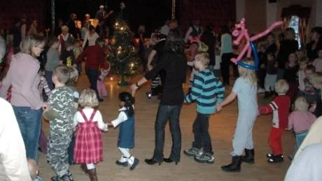 Dansen går. Här är man i full gång med att dansa ut julen i Överum, vilket man gjorde igår i Vallonen.