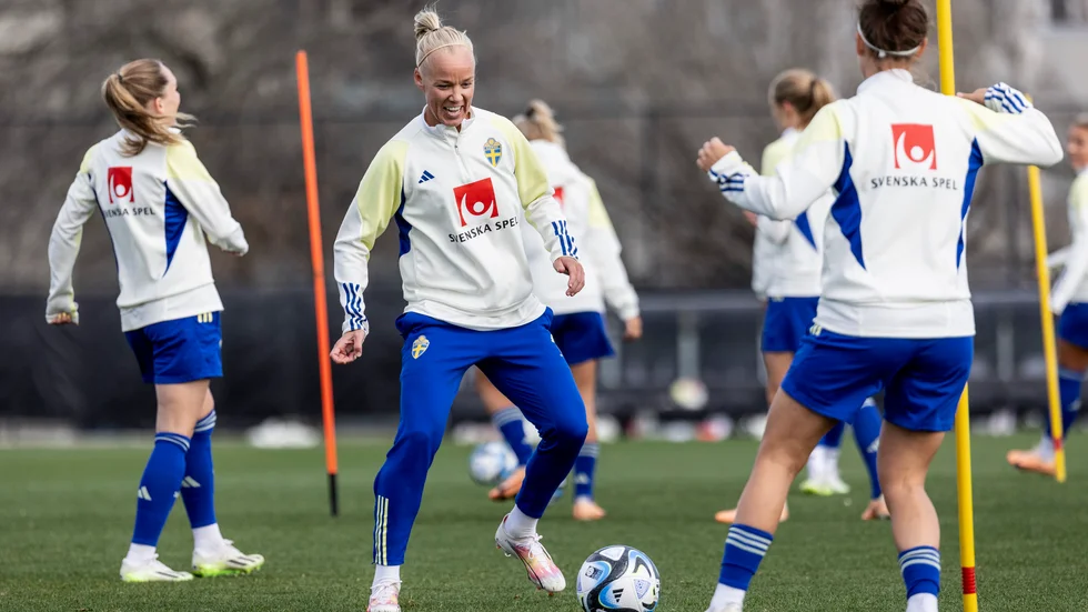 Caroline Seger under fredagens träning med det svenska landslaget inför fotbolls-VM i Wellington, Nya Zeeland.