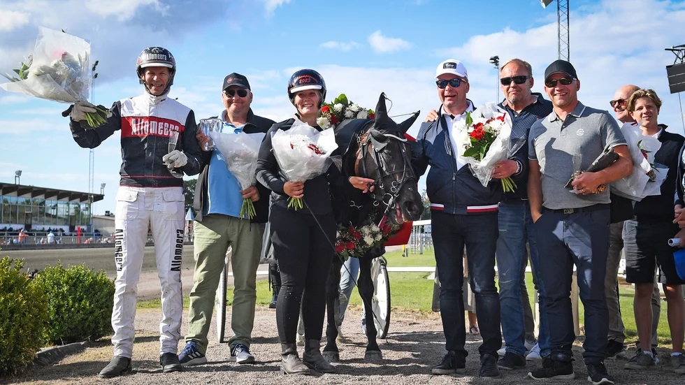 Kusken Mika Forss, längst till vänster och tränaren Petri Salmela, till höger om hästen Joy Sisu efter segern i Sto Championatet på Axevalla