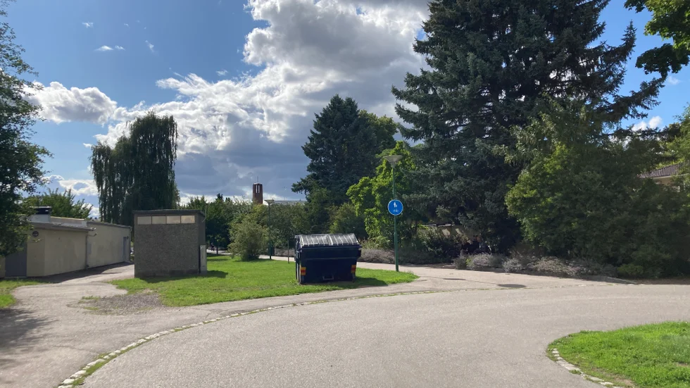 Inte många lockas in i Vasaparken från det här hållet. Det har gjort att denna sidan inte uppfattas som en del av parken förrän man kommer till lekparken som alltid är välbesökt.