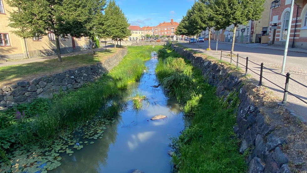 Det är bara en liten vattenfåra i mitten som är fri där Storån rinner längs med Ågatan.