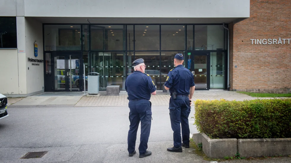 
Under häktesförhandlingarna bevakades tingsrätten av polis. Den misstänkta mannen häktades för förberedelse till mord och förberedelse till grov allmänfarlig ödeläggelse.