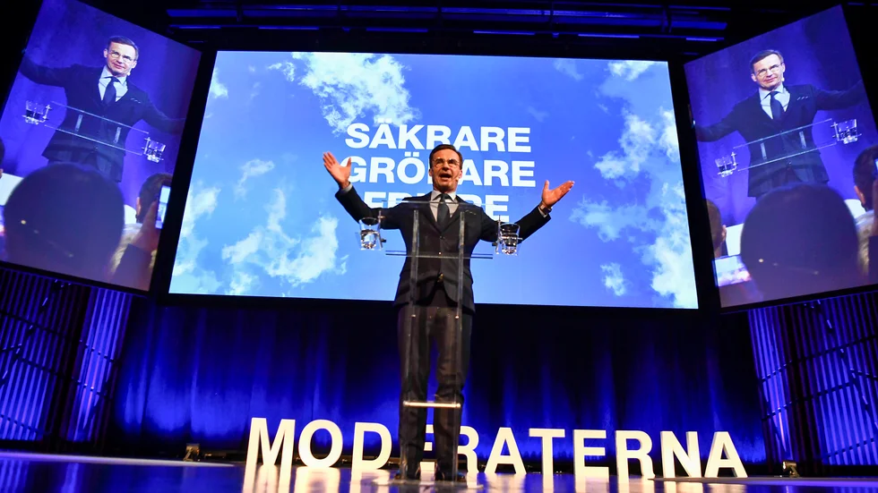 Skribenten tycker att Moderaterna betraktar alla med socialförsäkringar som kriminella.