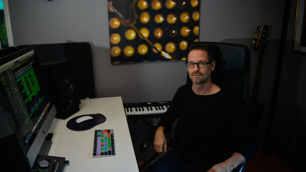 När det finns ett resultat, när man kommer vidare i en produktion eller när man får en färdig låt - det tycker Niklas är något av det häftigaste med låtskriveriet. Han har sin studio på tomten i Gnesta.  