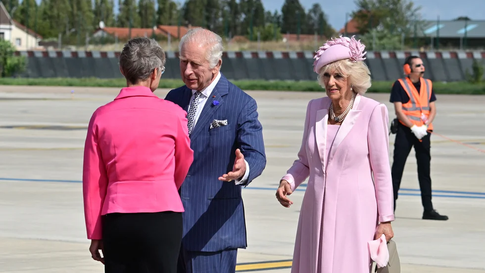 Frankrikes premiärminister Elisabeth Borne tar emot det brittiska kungaparet.