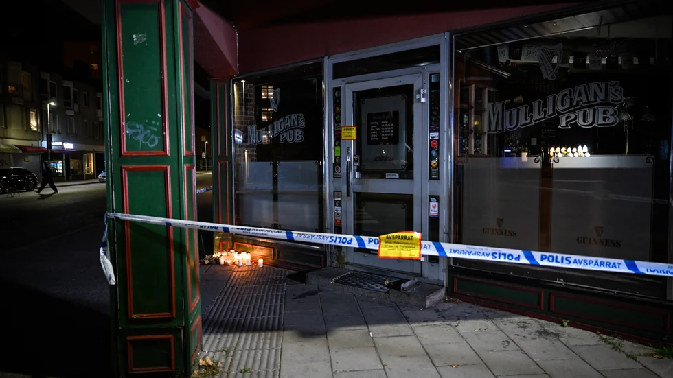 Ljus och blommor vid den avspärrade krogen i centrala Sandviken där två män i 20- respektive 70-årsåldern mördades och ytterligare två personer skadades.
