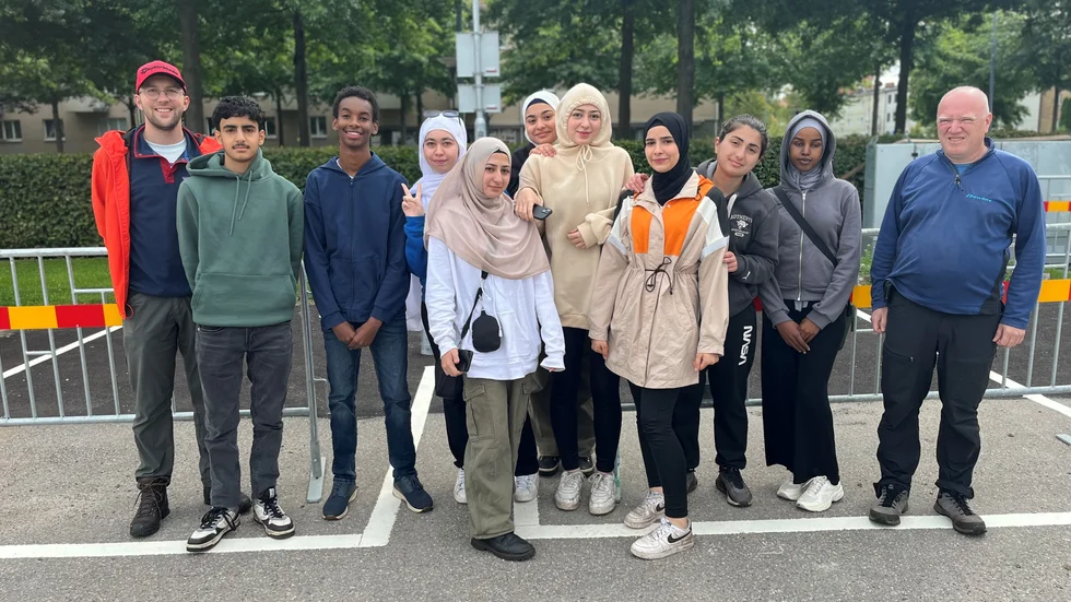 Eleverna på naturvetenskapsprogrammet som under veckan varit på Sverigeresa i Dalarna. Från vänster Benjamin Lüning (lärare), Adam Ali Fadhil Al-Rahhal, Abdisalam Haseen, Shahed Fahsa, Elaf Zamzam, Tulip Alhariri, Leen Khattab, Tasnim Soufi, Mays Sayed Hussein, Anisa Omar och Peter Martinsson (lärare).