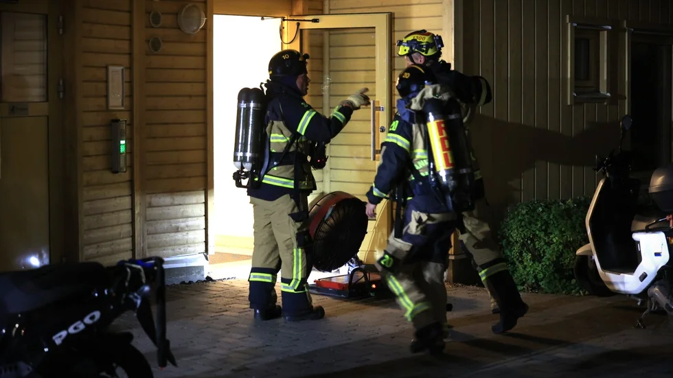 Brandmän på väg in i byggnaden.