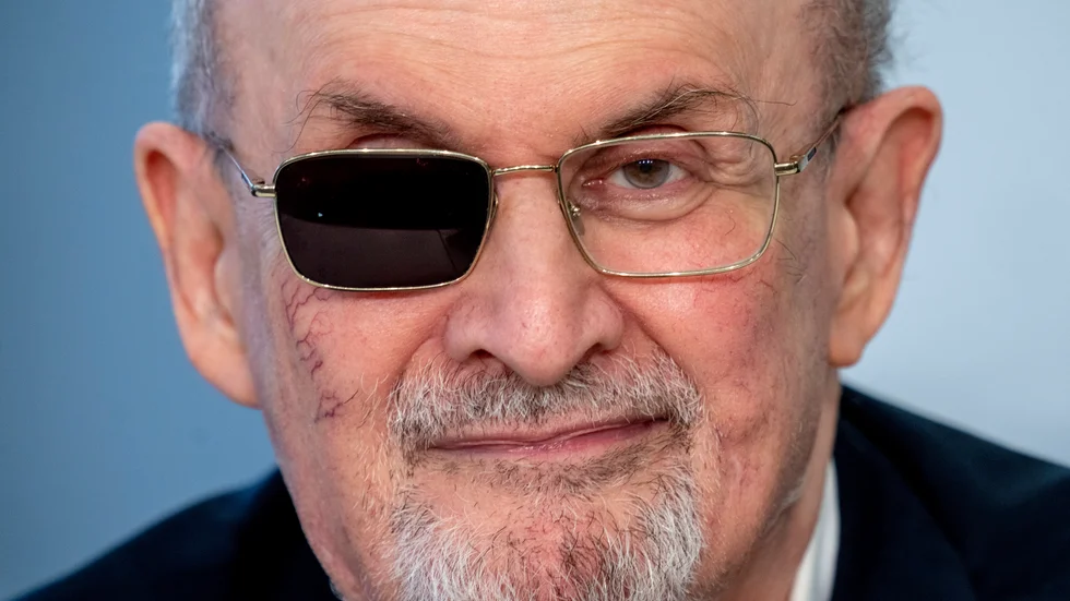 Salman Rushdie blev blind på högra ögat efter attacken. Arkivbild.