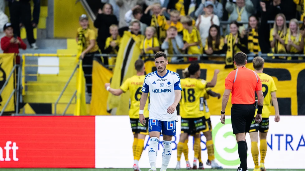 Bakom Vito Hammershöy-Mistrati firar Elfsborgs spelare med sina supportrar. Boråsklubben spelar i Europa i höst medan IFK är i nedre regionerna av allsvenskan.