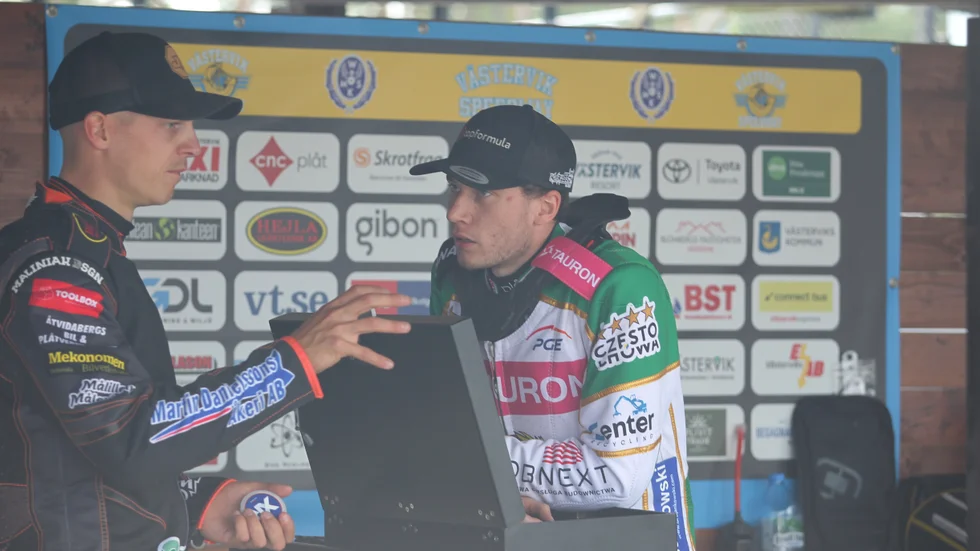 Jacob Thorssell och Anton Karlsson i diskussion i samband med att båda tränade på Hejla Arena under måndagen.