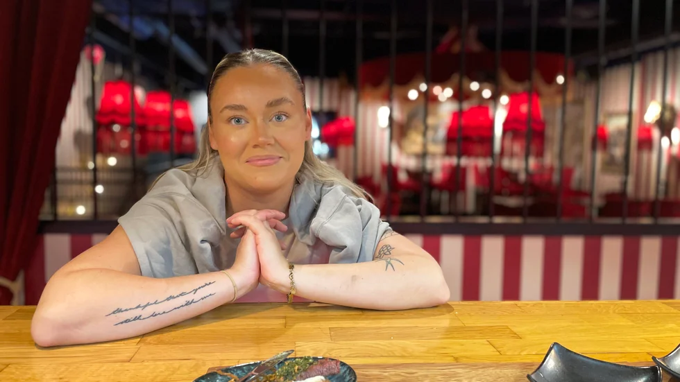 Marie Enbom, restaurangchef på Pinchos, förklarar för gästerna vad 3d-printad mat är och så här långt har reaktionerna på 3d-köttet varit positivt.