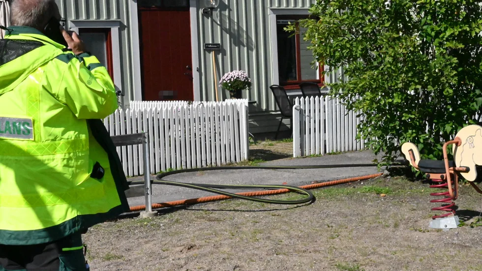 Räddningstjänst på plats på Ströms Väg där en lägenhet började brinna vid lunchtid på måndagen.