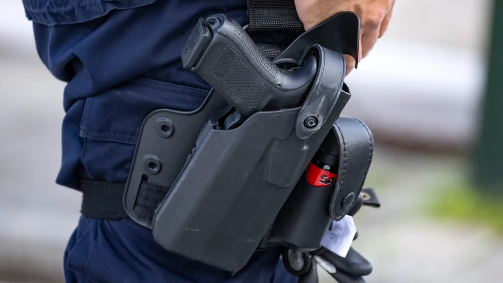 En polisman råkade avlossa ett vådaskott när han skulle stoppa ned sin pistol i hölstret. Genrebild. 