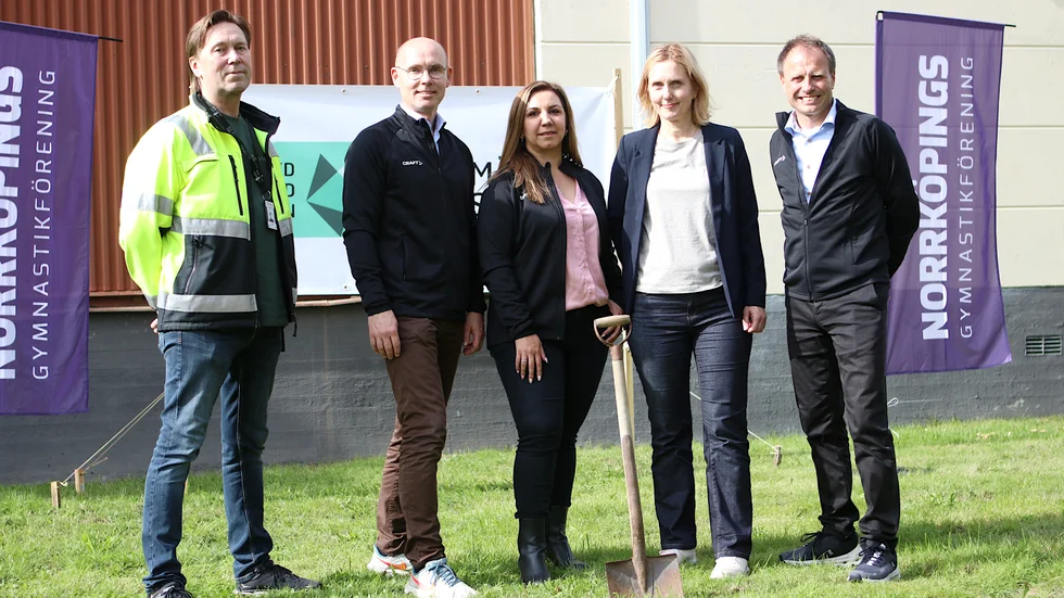 Jan Åkerberg, byggledare Struktor Östergötland, Ulrik Thelin, hedersordförande NGF, Maryam Zeitooni Dicker, ordförande NGF, Åsa-Karin Svensson, verksamhetschef kultur och fritid, och Christian Svedling, projektledare hallgruppen NGF, samlades på Bråvalla på tisdagen för det första spadtaget för nya gymnastikhallen.