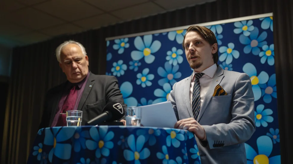 SD:s regionråd Christer Olsson och Jonathan Othén presenterade partiets nya hårdare linje vid en presskonferens i november.