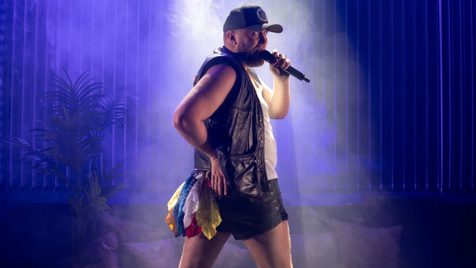 Edvin Törnblom bjöd på en vågad show. Han säger att han vill bli "sönderknullad av alla i Bolaget" innan han kör låten som "gårdsbög".