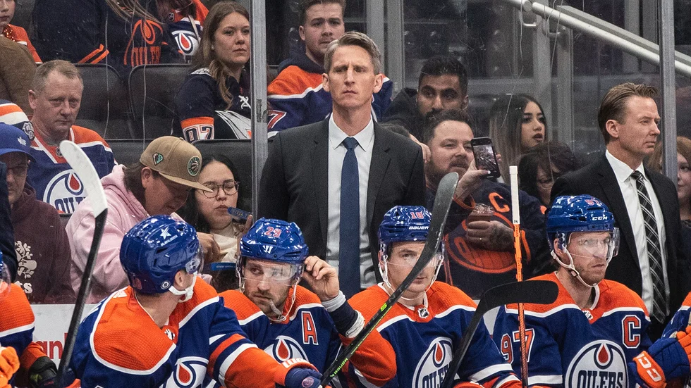 Edmontons nye coach Kris Knoblauch fick ta över häromdagen när klubbledningen i besvikelse över inledningen på säsongen gav hans företrädare sparken. Det blev vinst direkt, mot New York Islanders med 4–1.