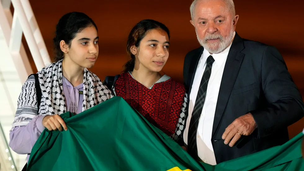 Brasiliens president Lula da Silva tar emot två unga brasilianska kvinnor som har evakuerats från Gazaremsan, på en flygbas i huvudstaden Brasília på måndagskvällen.