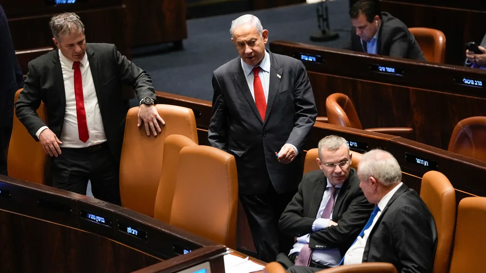 Benjamin Netanyahu, i mitten, har fullt sjå att hålla ihop sin brokiga regering. På denna arkivbild från parlamentet knesset står han med (från vänster) utbildningsminister Yoav Kisch, justitieminister Yariv Levin och jordbruksminister Avi Dichter.