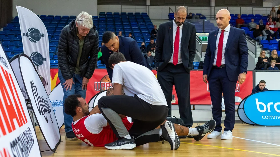 Det var mot Nässjö som Isaiah Powell skadade foten. Till höger coacherna Jens Tillman och Panagiotis Nikolaidis.