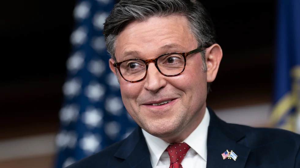 Talmannen i USA:s representanthus, Mike Johnson, lyckades få igenom ett förslag som gör att statsapparaten i landet inte kommer stängas ned.