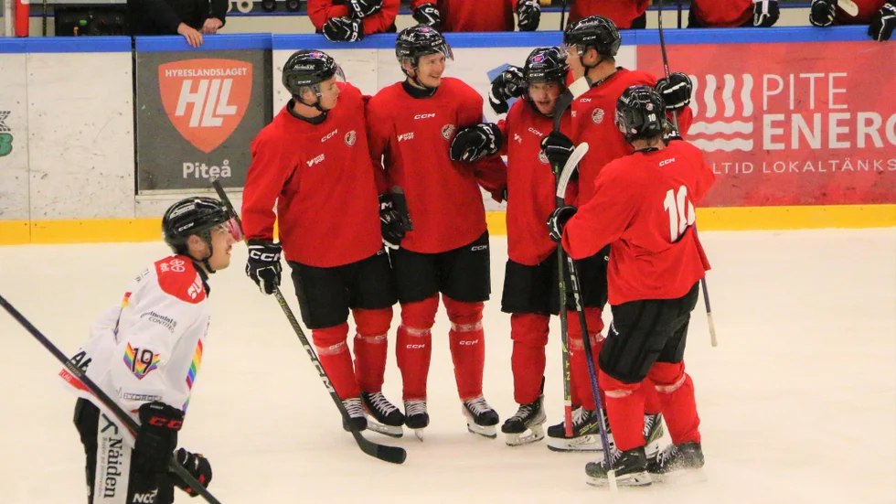 Piteå Hockey har spelat tre matcher hittills i höst i vanliga träningströjor. I helgen väntar ytterligare två matcher hemma i LF Arena.