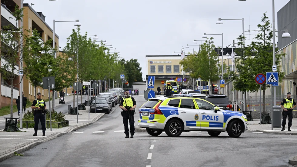 Rinkebyskolan låste under fredagen dörrarna på grund av koranbrännaren Salwan Momikas aktion ett stenkast därifrån.