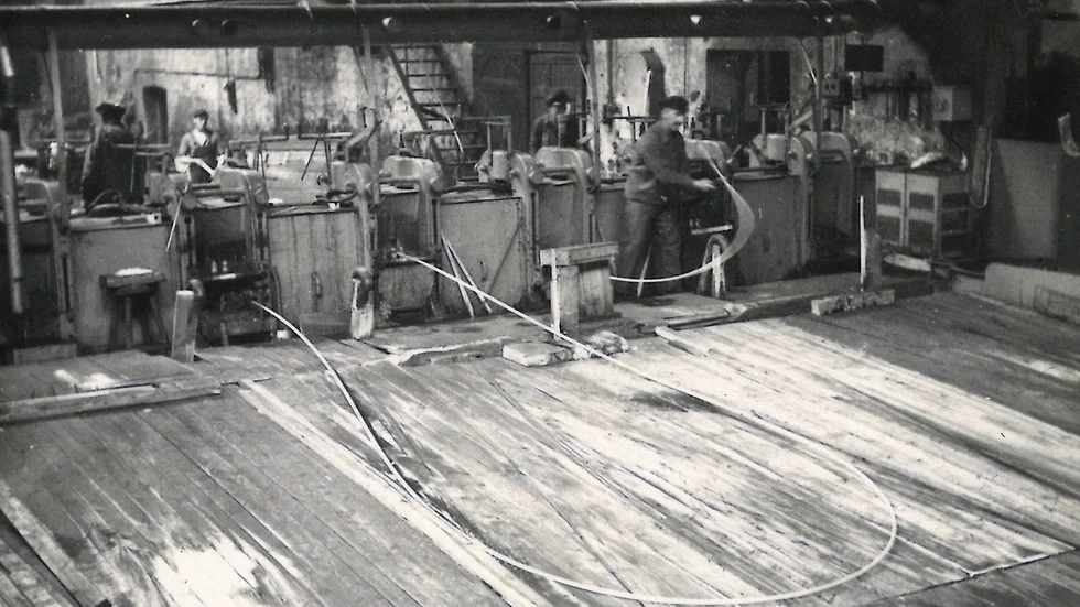 Valsning av aluminiumtråd i Finspång. Inget årtal nämns i bildtexten, men kanske kan man gissa på 1930-tal.