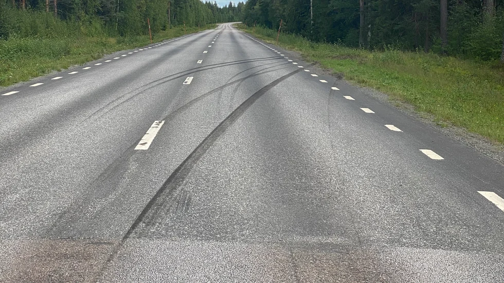 En kvinna i 40-årsåldern från Ukraina vårdas med allvarliga skador efter olyckan mellan Vistträsk och Vistbäcken. 