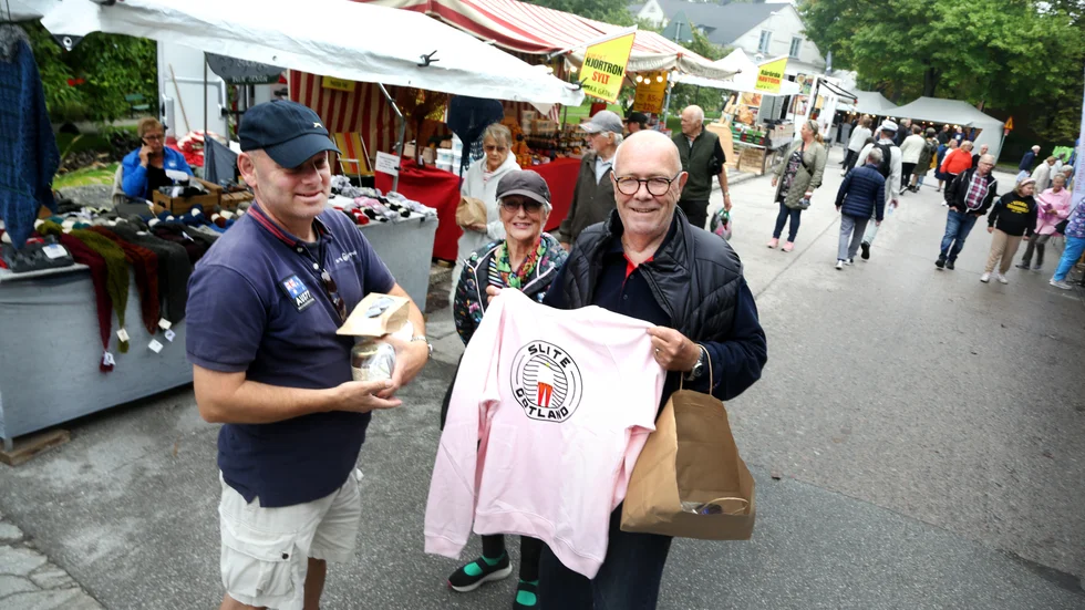 Vattentornet och Slite på tröjan kommer Anders Karlberg att bära med stolthet på gatan i Stockholm. Fredrik Thurell köpte bland annat honung och chokladkako, i mitten Marie-Louise Karlberg.