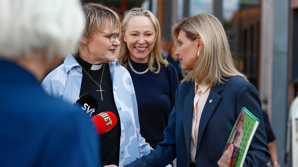 Birgitta Ed, statsministerns fru, och Ukrainas första dam, Olena Zelenska, besöker Aleris Rehab Station i Solna. Aleris vd Sofia Palmquist mitt i bilden.