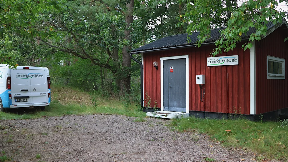 Vattenverket i Toverum försörjer cirka 25 hushåll varav en stor lantgård med många djur med vatten. Mellan 30 000 och 40 000 liter vatten går det åt per dygn.