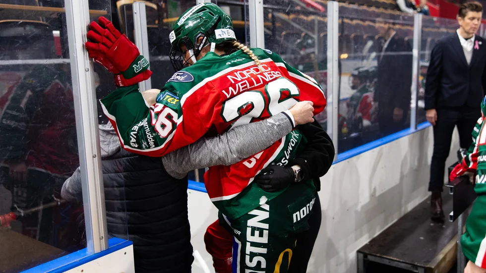Frölundas Hanna Olsson tvingades bryta matchen efter Petra Nieminens tackling. Luleå vann toppmötet med 4–1.