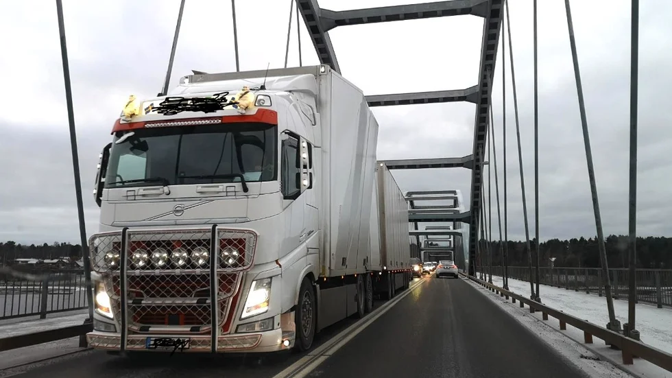 Vid halv femtiden fastnade det här lastbilsekipaget på Bergnäsbron vilket ledde till långa köer.
