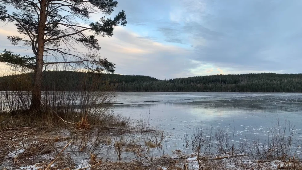 Två gick genom isen på sjön Stor-tannträsket väster om Lycksele på söndagen.