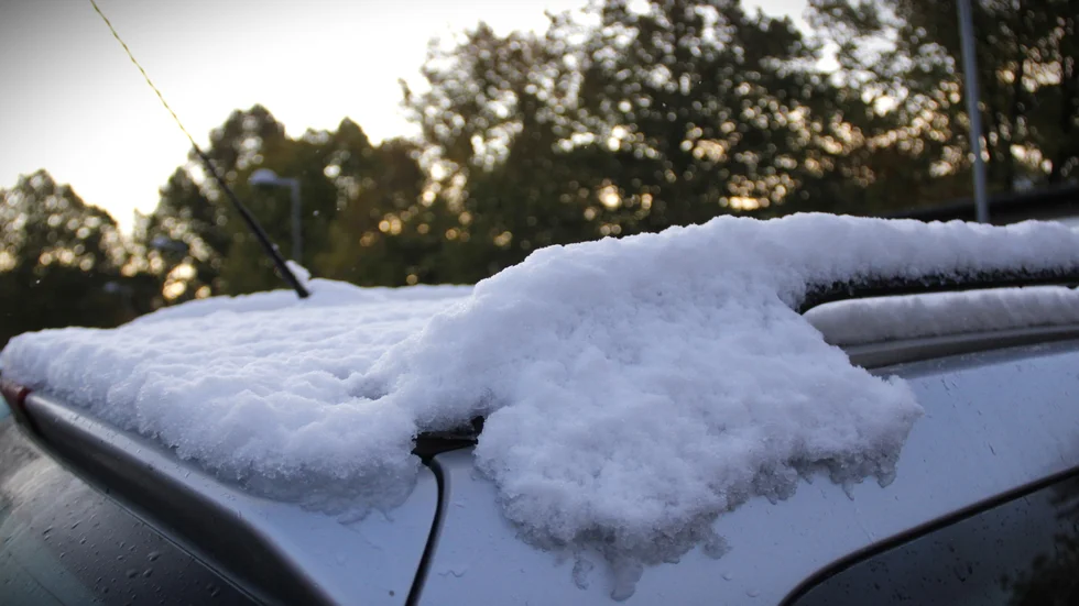 Snötäckt biltak i Uppsala.