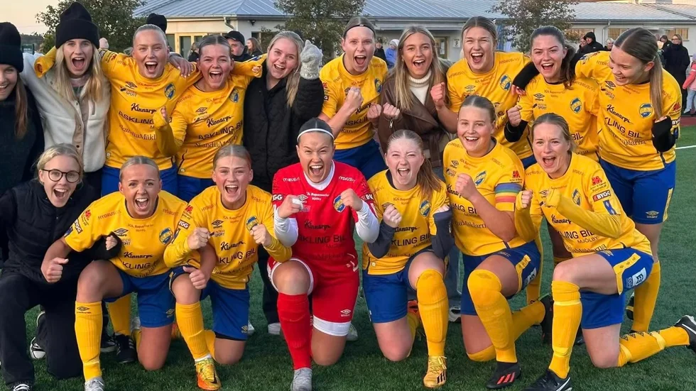 Mjölbys jubel efter avancemanget till division 3. Laget startades inför säsongen och inledde sin historia med ett serieavancemang.