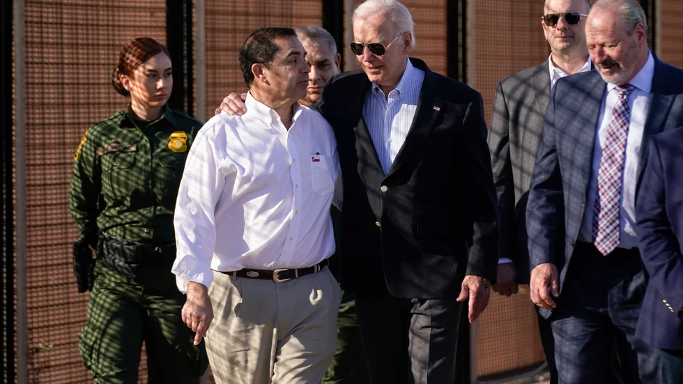 Henry Cuellar, här i vit skjorta i sällskap med president Joe Biden. Arkivbild.