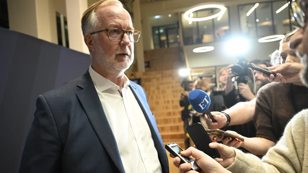 Johan Pehrson (L) anländer till tv-huset för att medverka i SVT:s partiledardebatt.