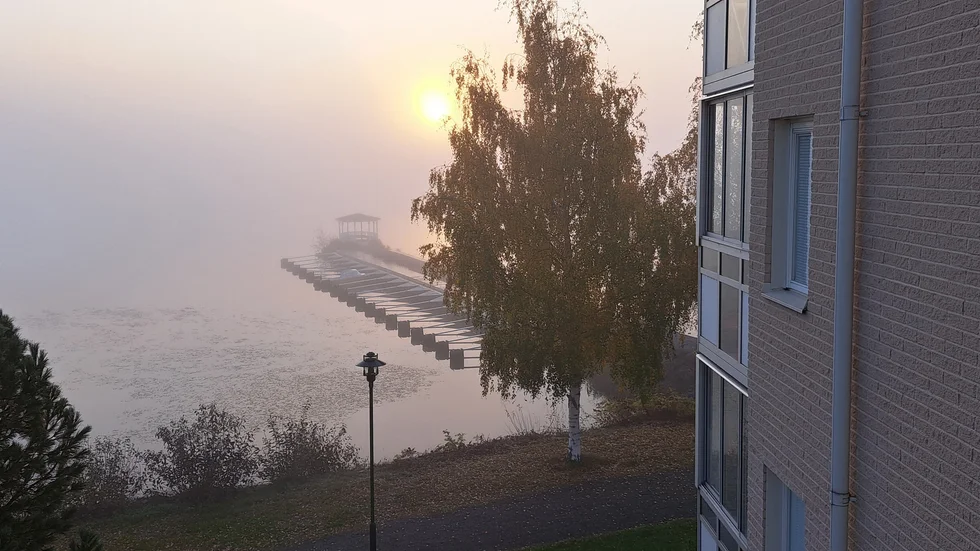 Solen kämpar för att övervinna dimman.