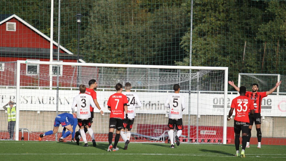 Målskytt. Nordic Uniteds Sergo Shhab jublar efter sitt 1-0-mål på straff. Södertäljelaget vann med 2-0 och är på väg mot superettan-kval. Maif ligger mer risigt till i andra änden av tabellen.