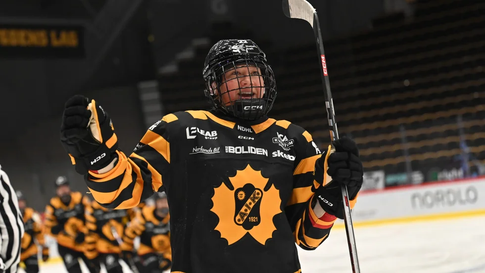 Sara Krauseneck gjorde sitt tolfte mål i lördagens 6–0-seger mot Modo och leder nu både mål- och poängligan i damettan.
